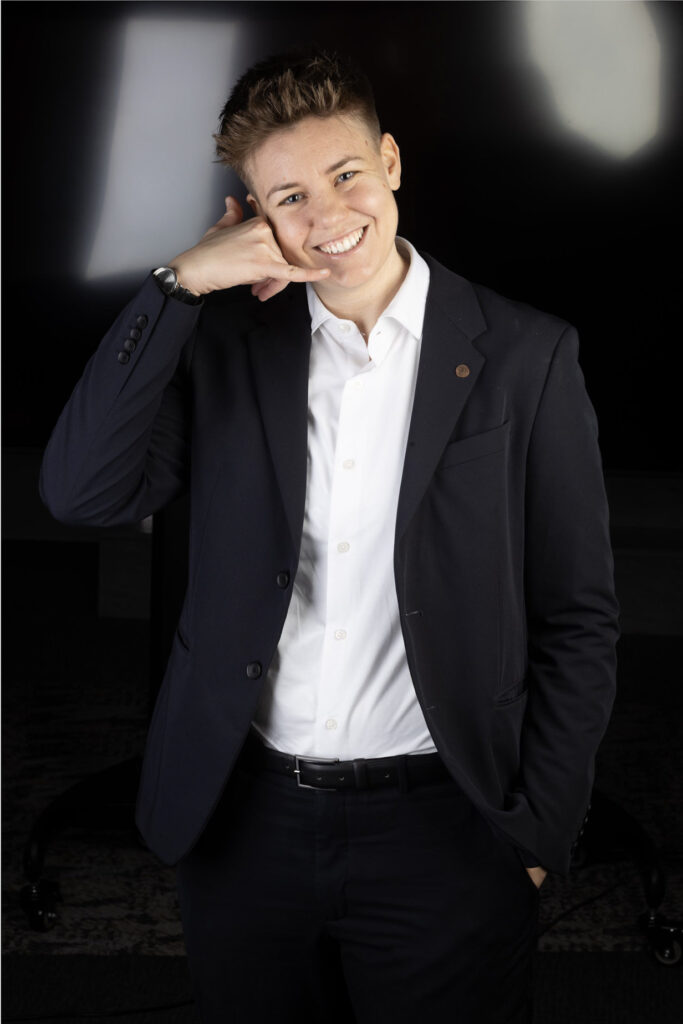 Pénzügyi tanácsadó, aki egy telefonhívásra van tőled – Andrási Brigi portréja.